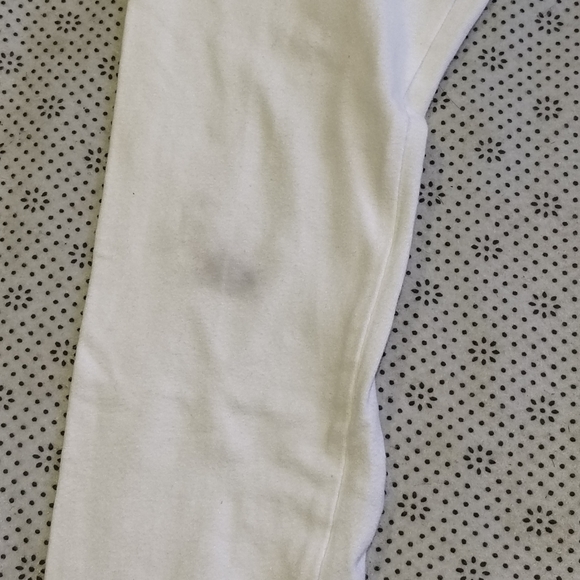 Place Soft White Garment - Picture 2 of 4